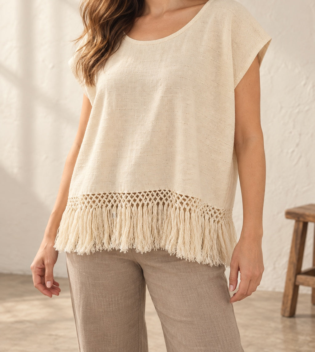 Blusa de cuello abierto con calado en look editorial
