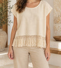 Blusa de cuello abierto con calado y flecos, puesta