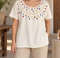 Blusa bordada Las Guarecitas, puesta