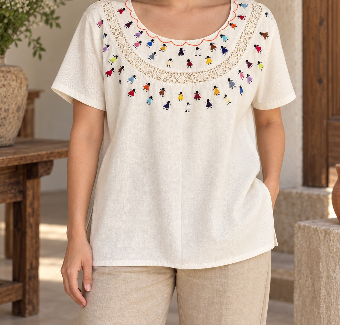 Blusa bordada Las Guarecitas, puesta