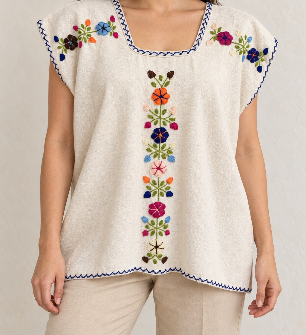 Blusa bordada de flores en look cotidiano