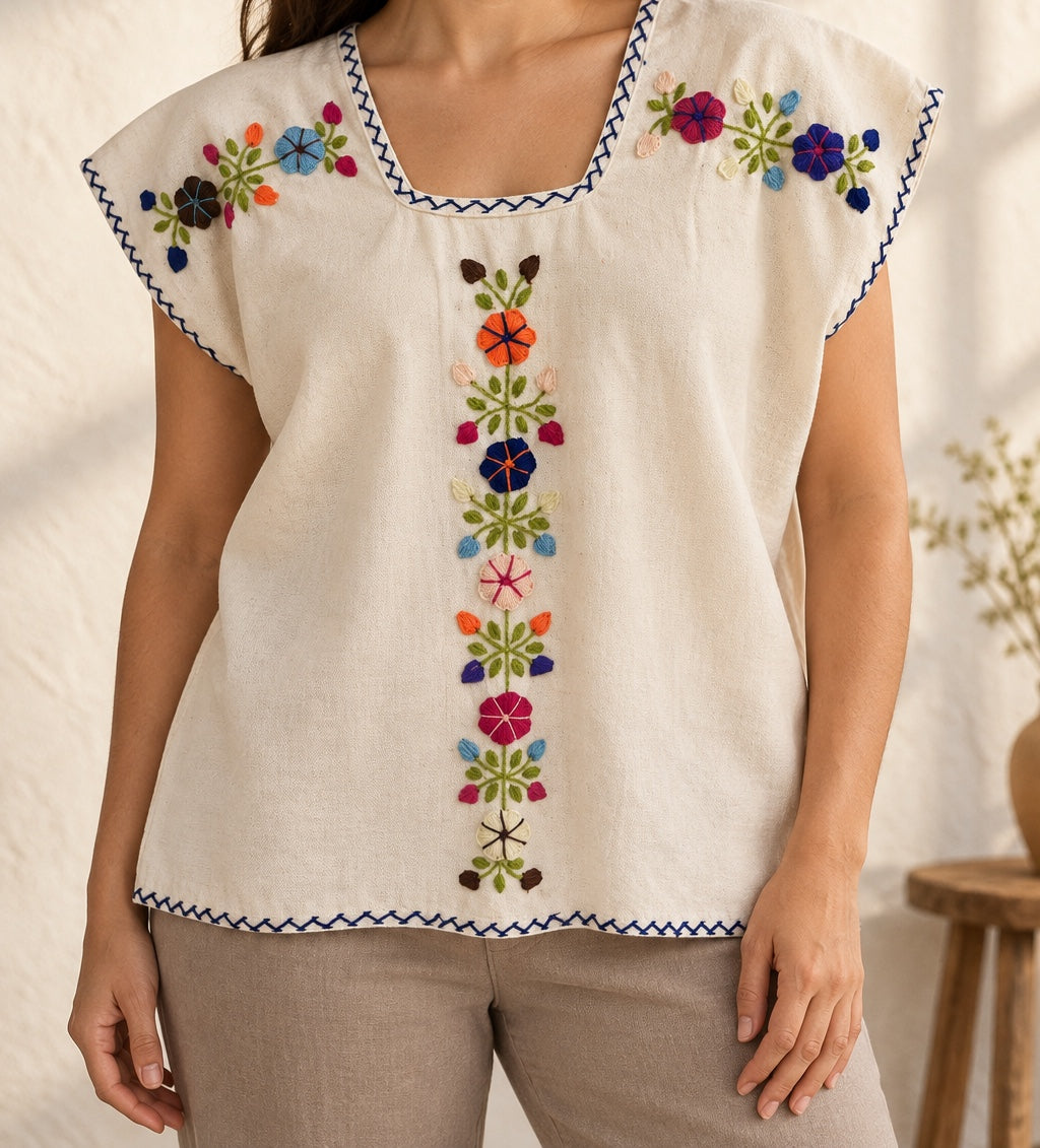 Blusa bordada de flores estilo huipil, puesta