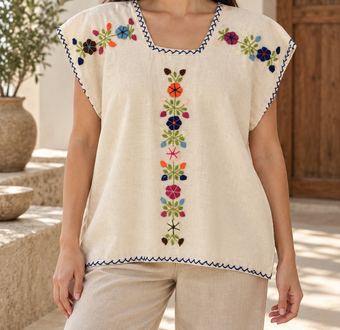 Blusa bordada de flores en look estilo de vida