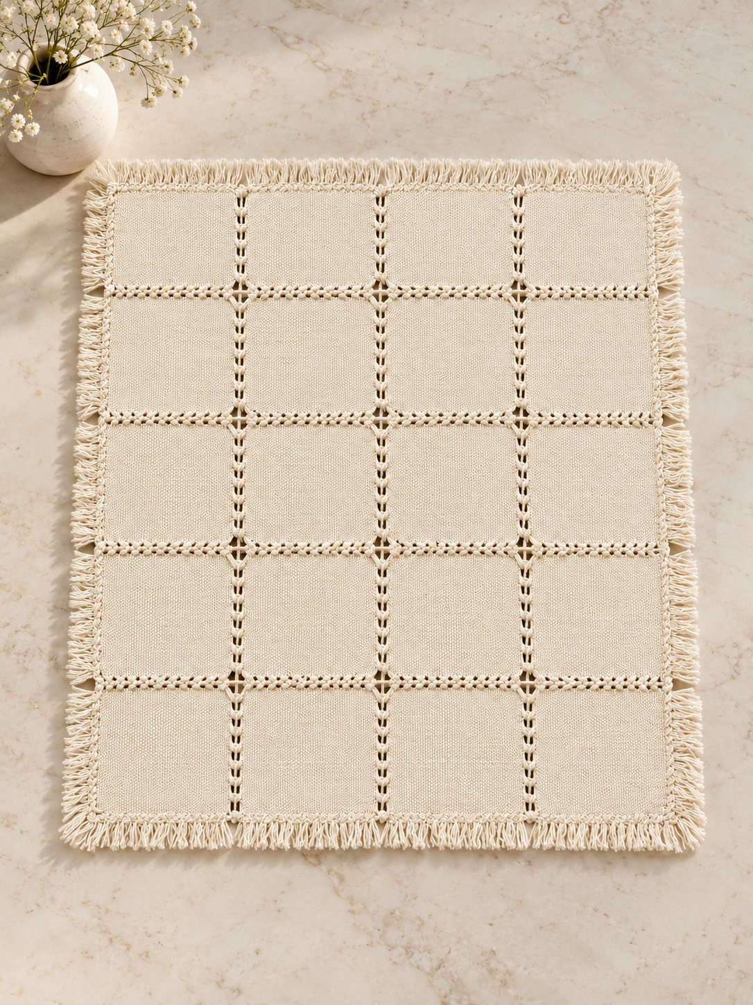 Mantel individual multideshilado 4×5: ambiente editorial (imagen ilustrativa creada con IA)