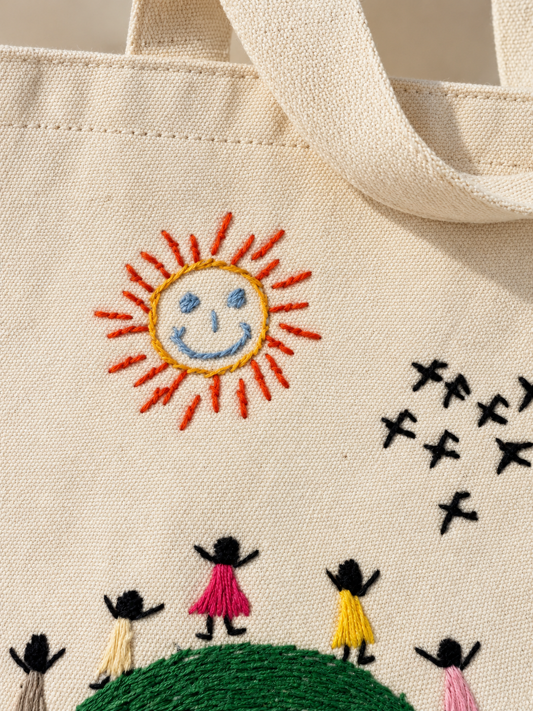 Bolsa bordada Sol del cerro: detalle del bordado (imagen ilustrativa creada con IA)