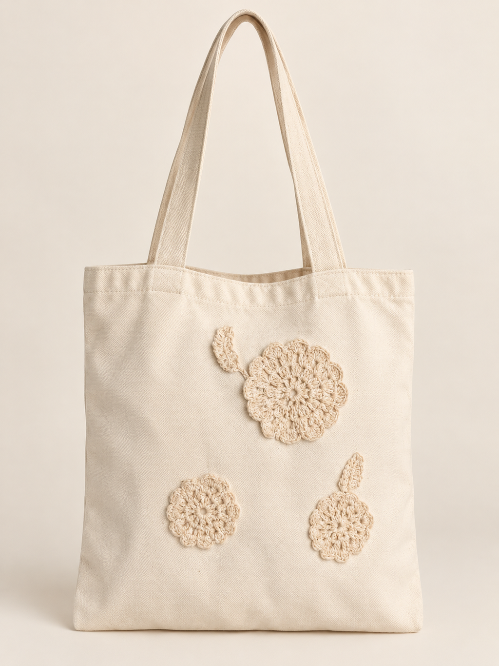 Bolsa con flores tejidas color crudo: vista principal (imagen ilustrativa creada con IA)