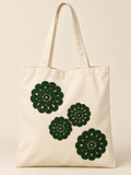Bolsa con rosetas tejidas verde bosque: vista principal (imagen ilustrativa creada con IA)