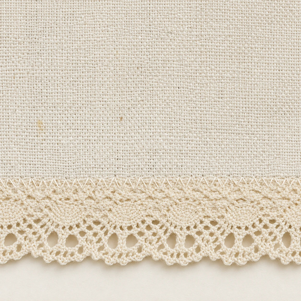 Detalle de la orilla de encaje de crochet con refuerzo en zigzag