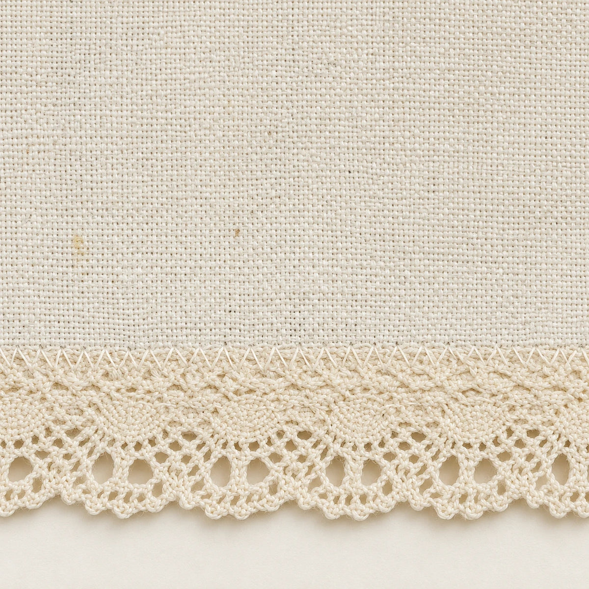 Detalle de la orilla de encaje de crochet con refuerzo en zigzag