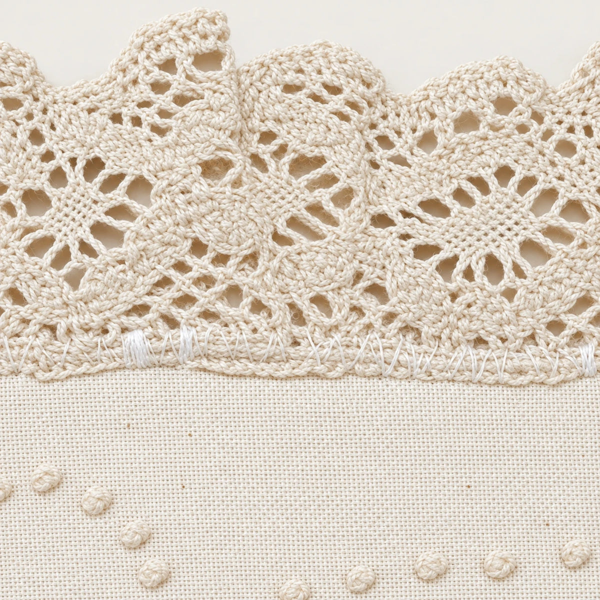 Detalle del encaje de crochet y bordado rococó